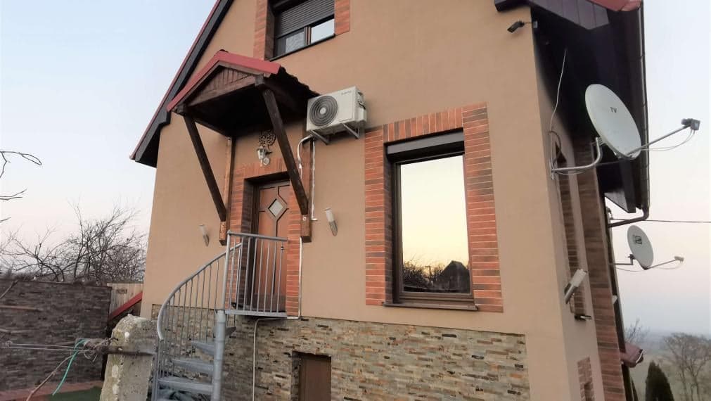 Na prenájom moderná poschodová chata v obci Čaka – fotka 2