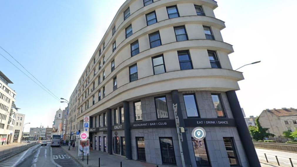 Moderné administratívne priestory s výhľadom na Prezidentský Palác, BAI