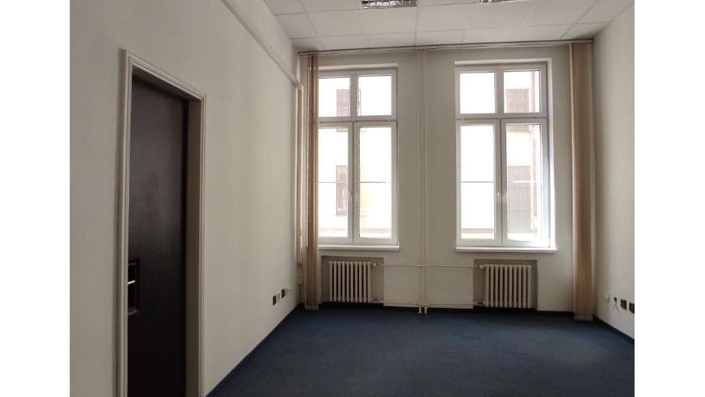 Kancelárske priestory v historickej budove centre Bratislavy na Grossligovej ulici, aj s parkovaním, 109,38 m2, 147m2 alebo 169,30 m2