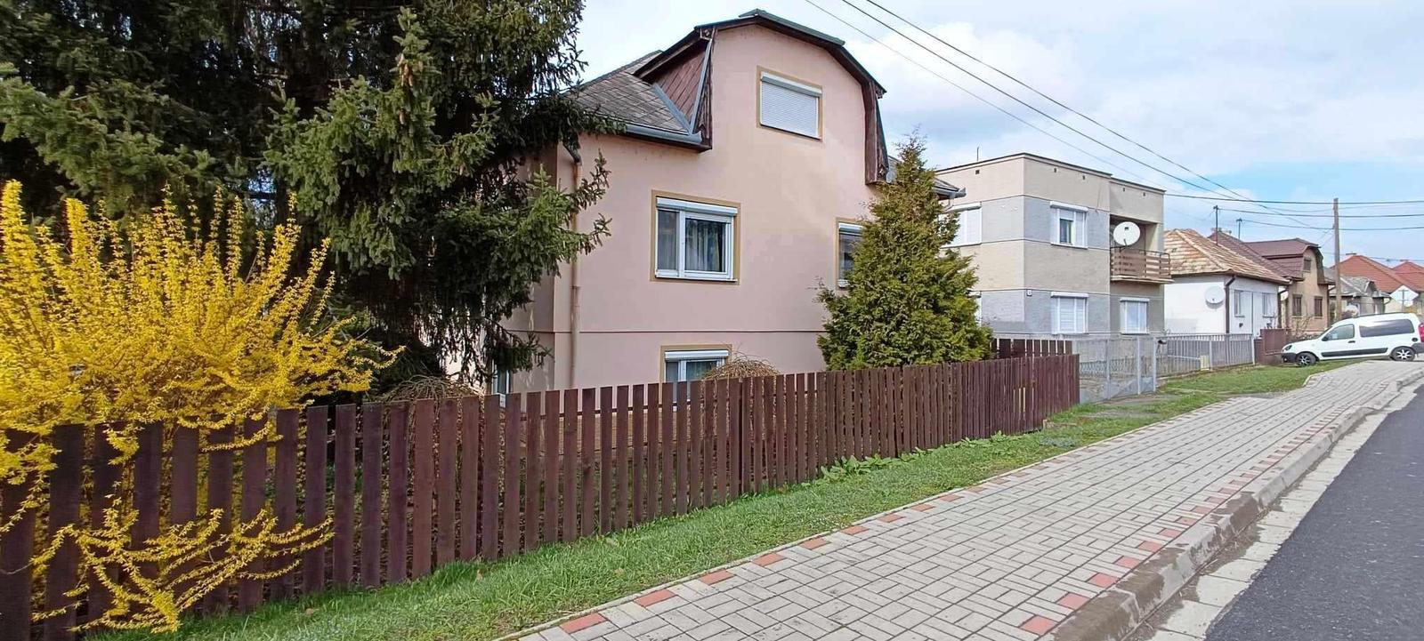 VEĽKÁ NAD IPĽOM okr. Lučenec 5-i RD, TERASA s vonkajším krbom, GARÁŽ pre 3 autá