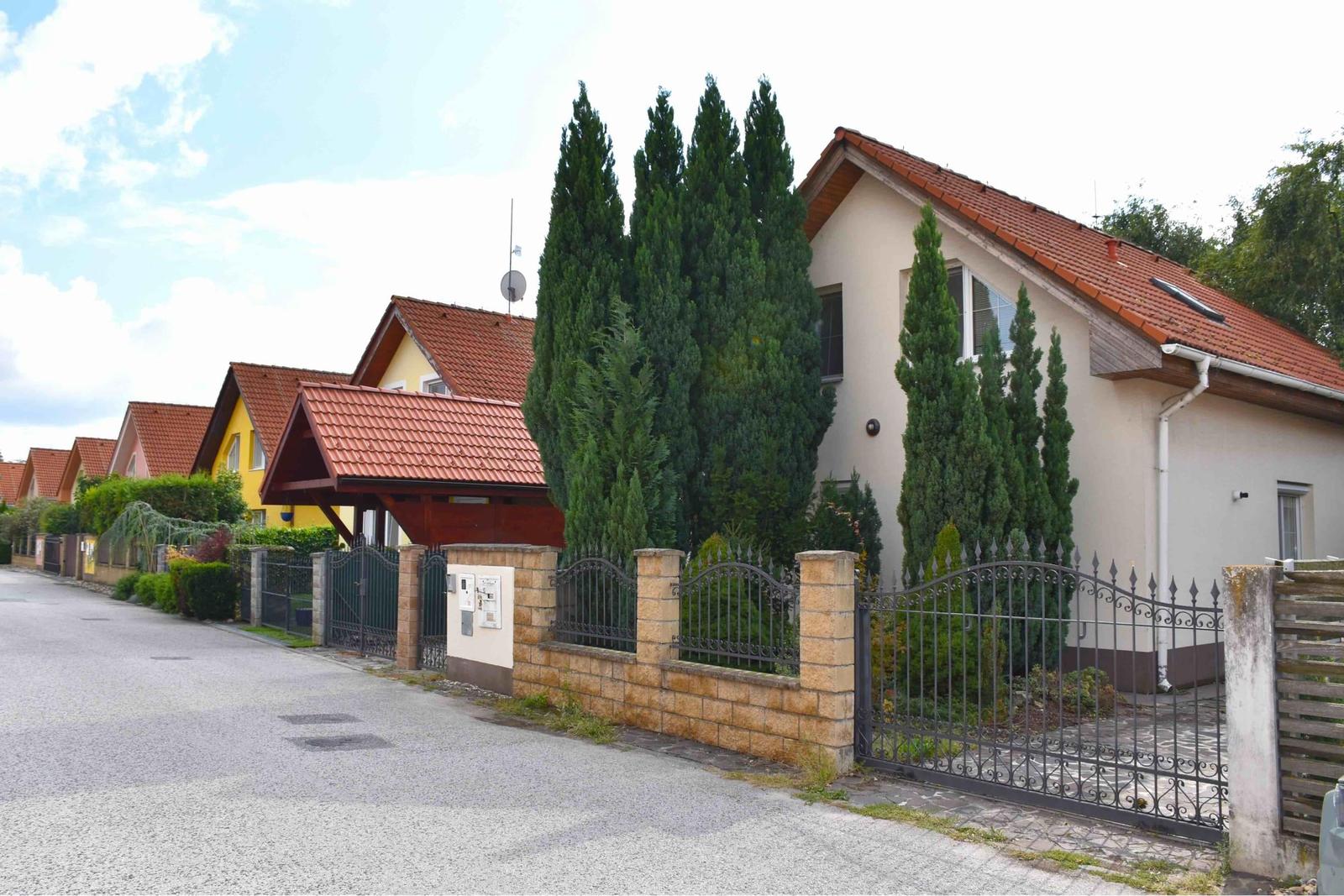 Priestranný 5i RD s garážou vo výbornej lokalite, Rusovce