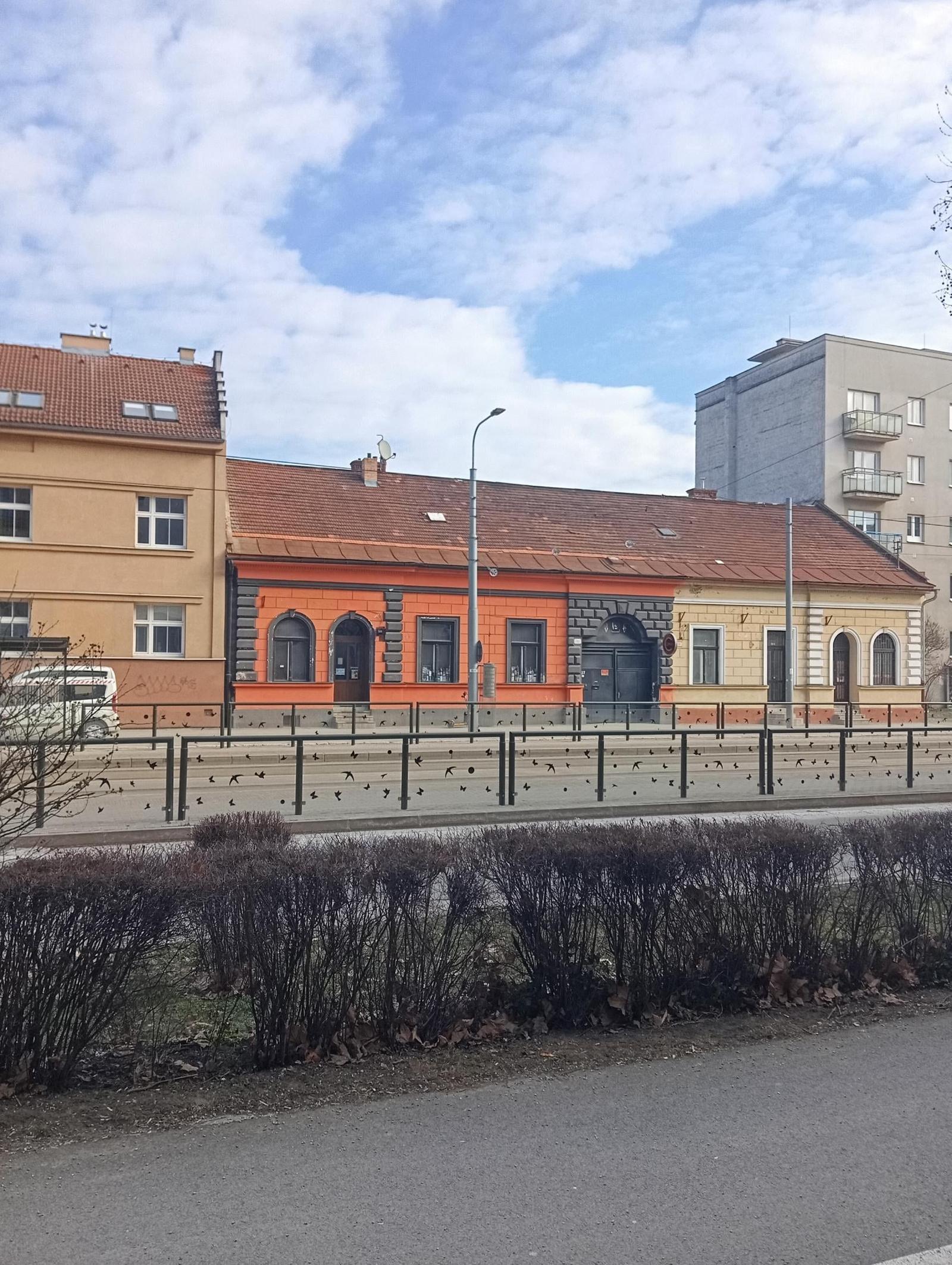 LUKRATÍVNA budova s pozemkom vhodná na developerský projekt!!!