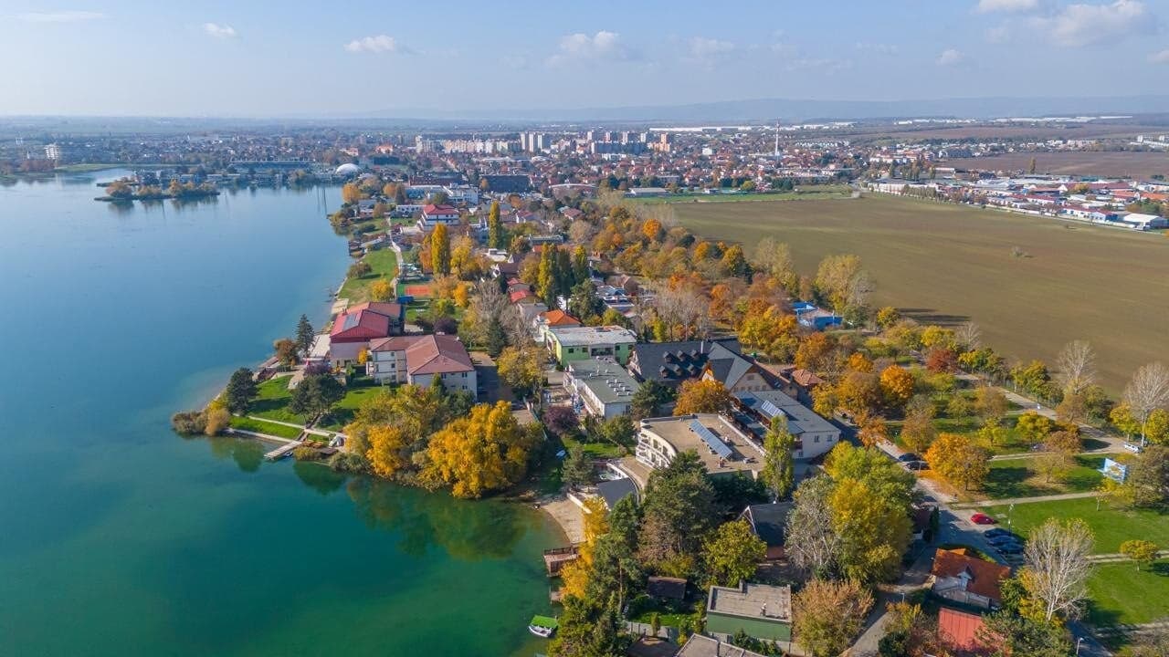 NA PREDAJ -EXLUZÍVNA INVESTIČNÁ PRÍLEŽITOSŤ V SRDCI  SLNEČNÝCH JAZIER – fotka 2