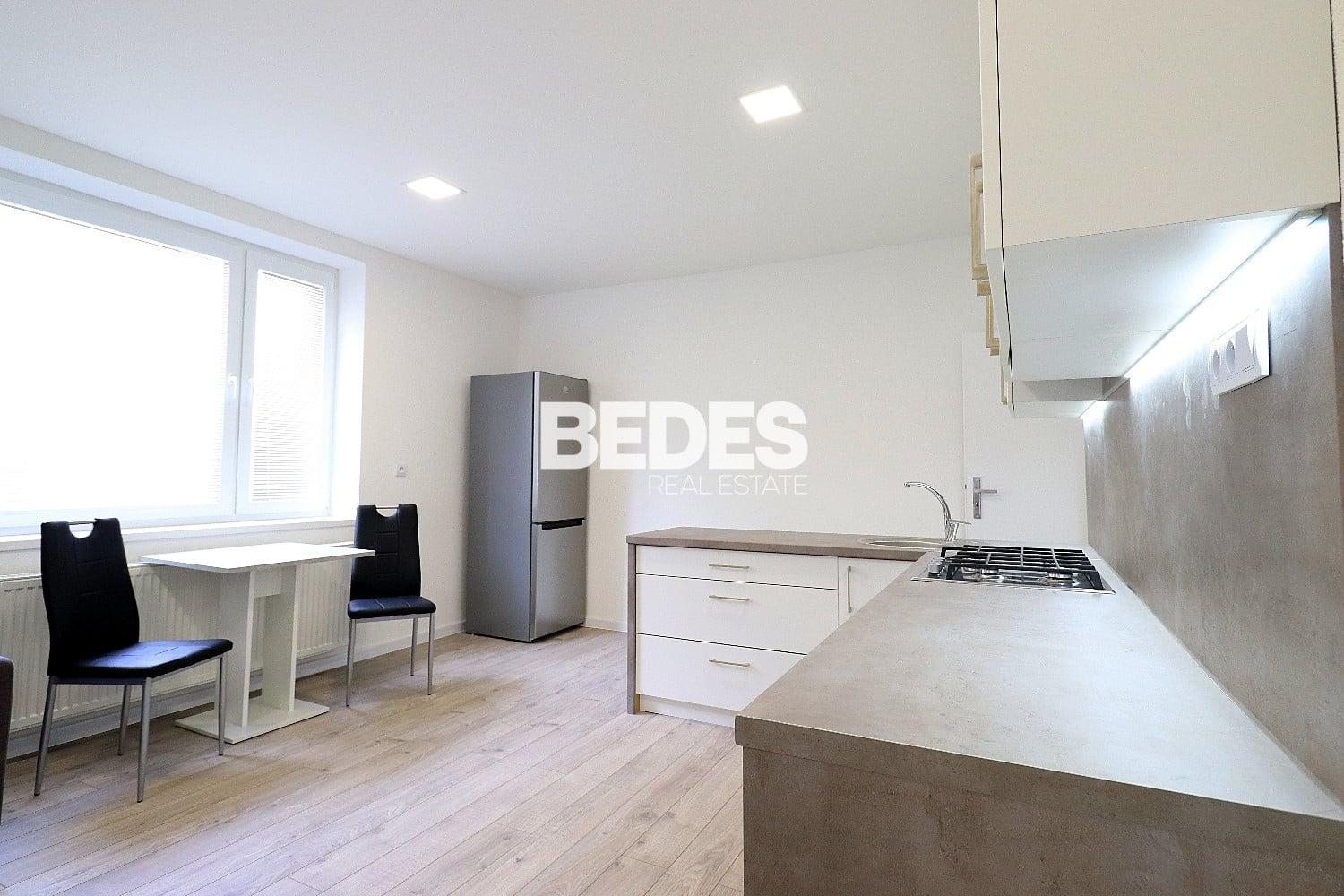 Prenájom – zariadený 3+kk byt 83m2, vyhradený parking, centrum PD