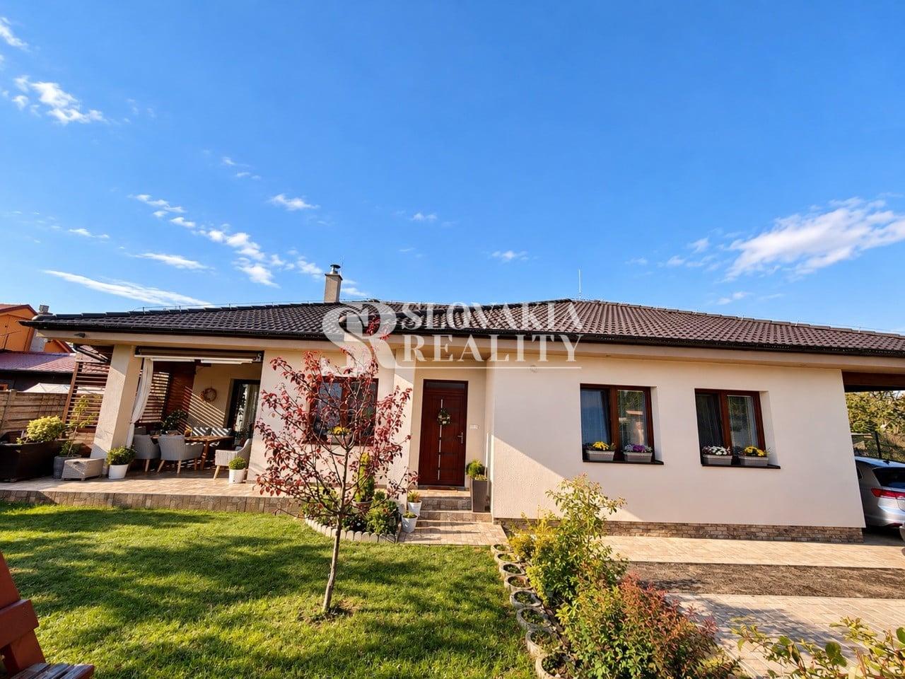 LUXUSNÝ a ÚSPORNÝ 4-IZB. RD s krbom a záhradou-Ivanka pri NR