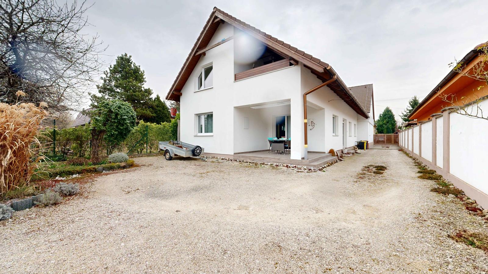 PREDAJ | Veľkorysý rodinný dom v Trnave s 3 bytovými jednotkami – bývanie aj investícia – fotka 2