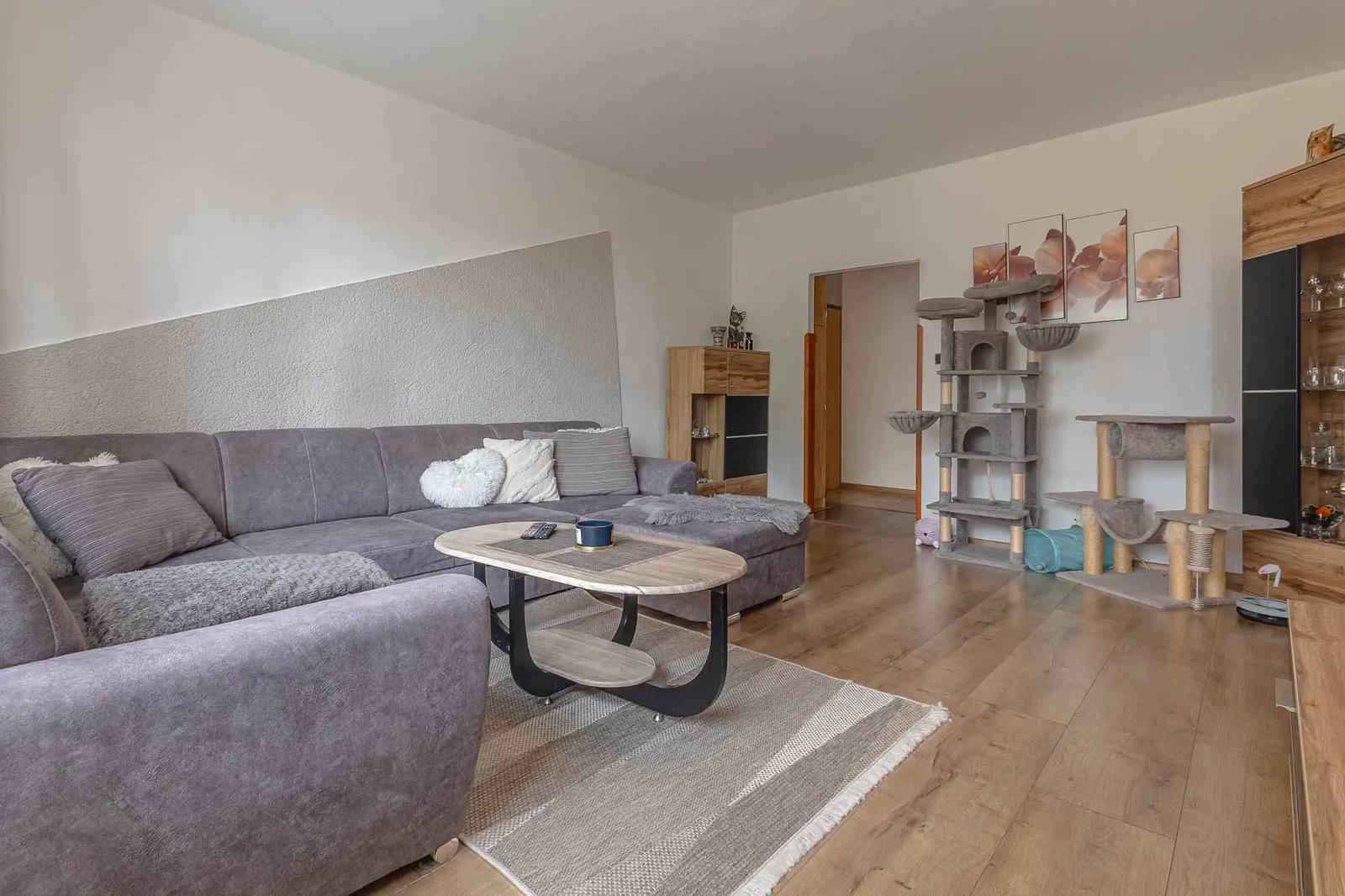 NA PREDAJ: Priestranný 3-izbový byt s loggiou – Palúdzka – fotka 2