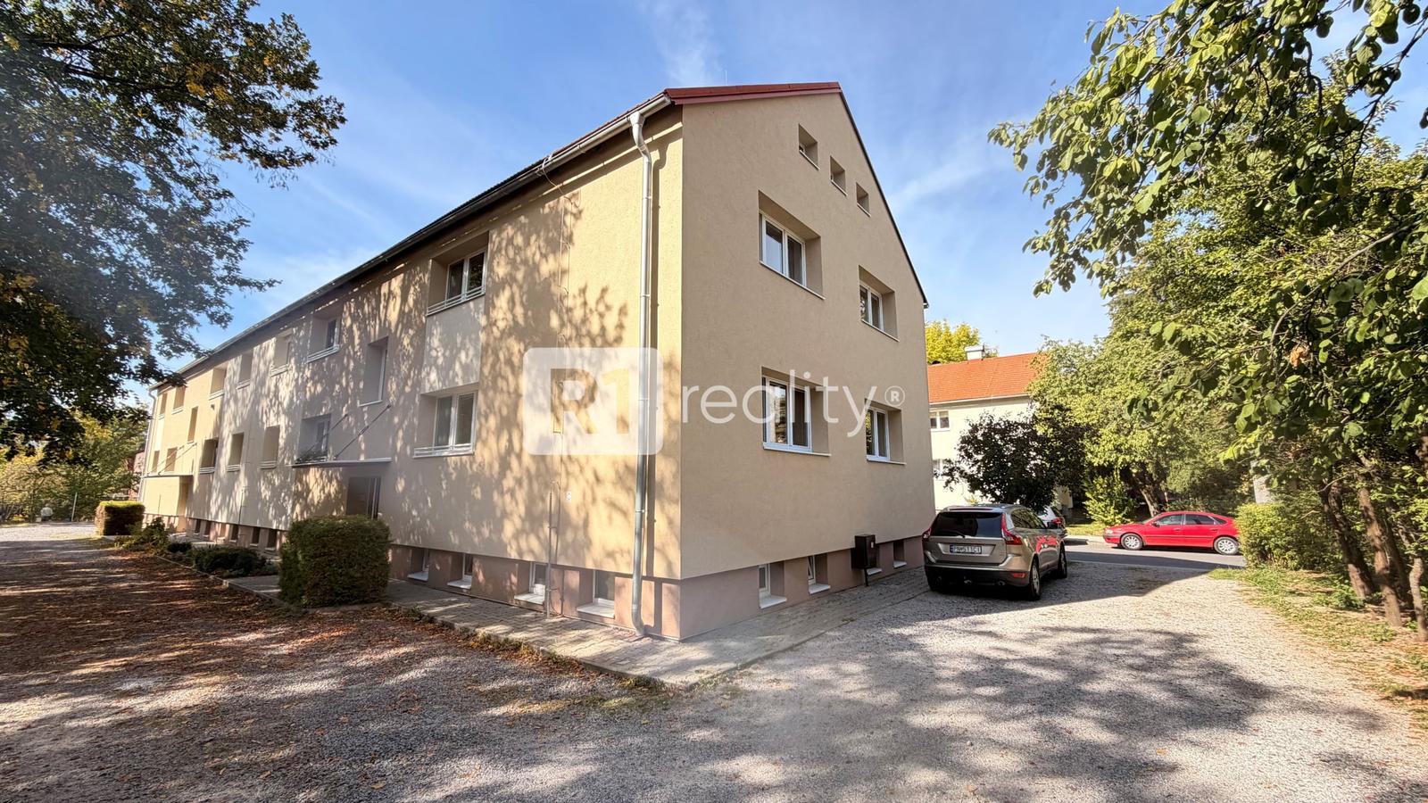 Kompletne zariadený 3 izb. byt s vlastným kúrením v zelenom centre mesta Banská Bystrica