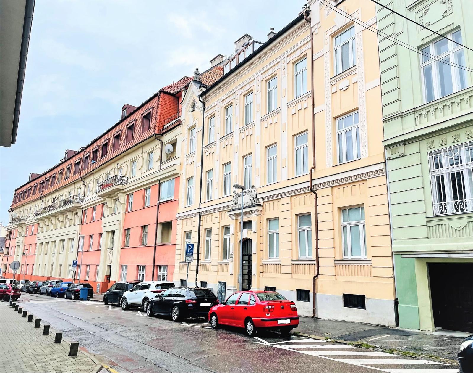 REZERVOVANÉ. Palisády, 3 izbový priestranný byt s balkónom a výhľadom na hrad