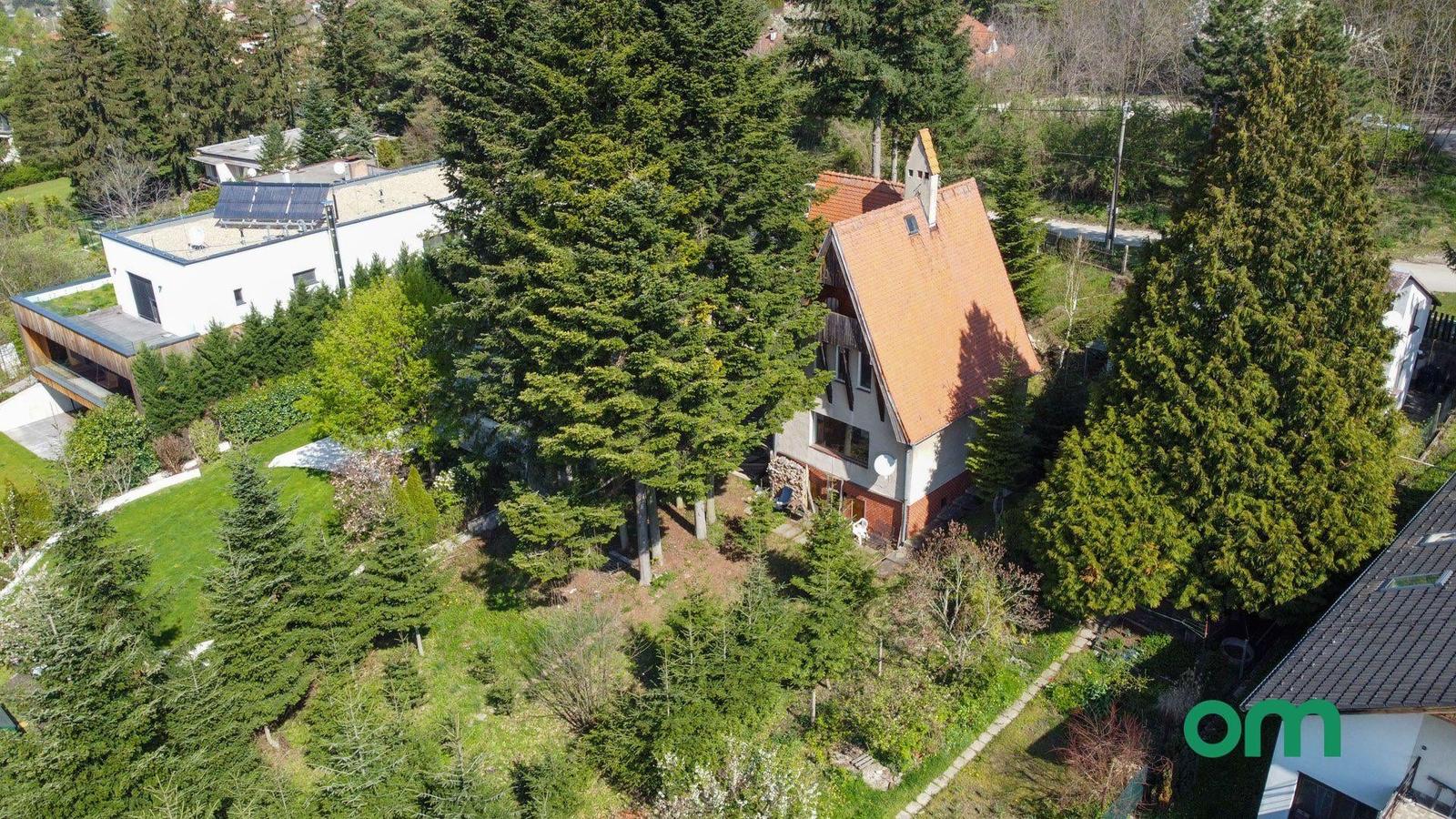 PREDANÉ -rodinný dom priamo pod lesom na pozemku 1638 m2 s potôčikom, tichá lokalita obklopená prírodou.
