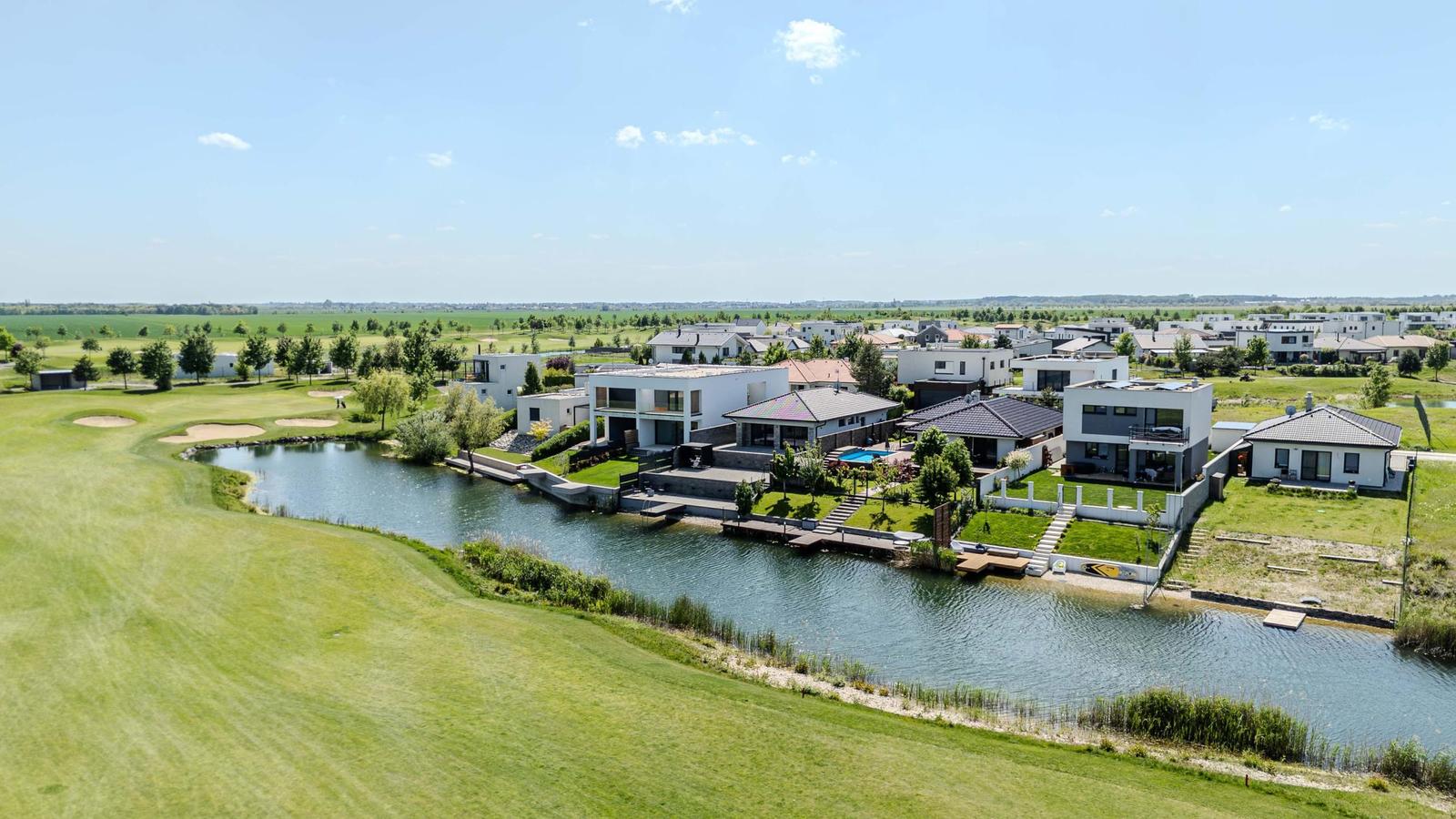 BOSEN | Zariadená novostavba bungalovu s privátnym jazierkom
