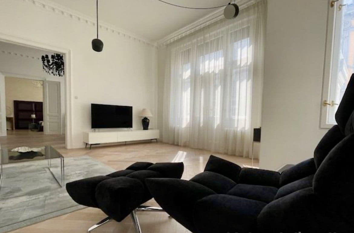 Luxusný 3- izbový byt v historickej budove s balkónom na prenájom v Starom meste