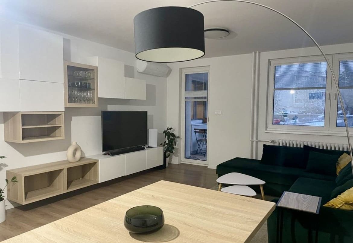 Moderný klimatizovaný 2- izbový byt s balkónom na prenájom v Starom meste