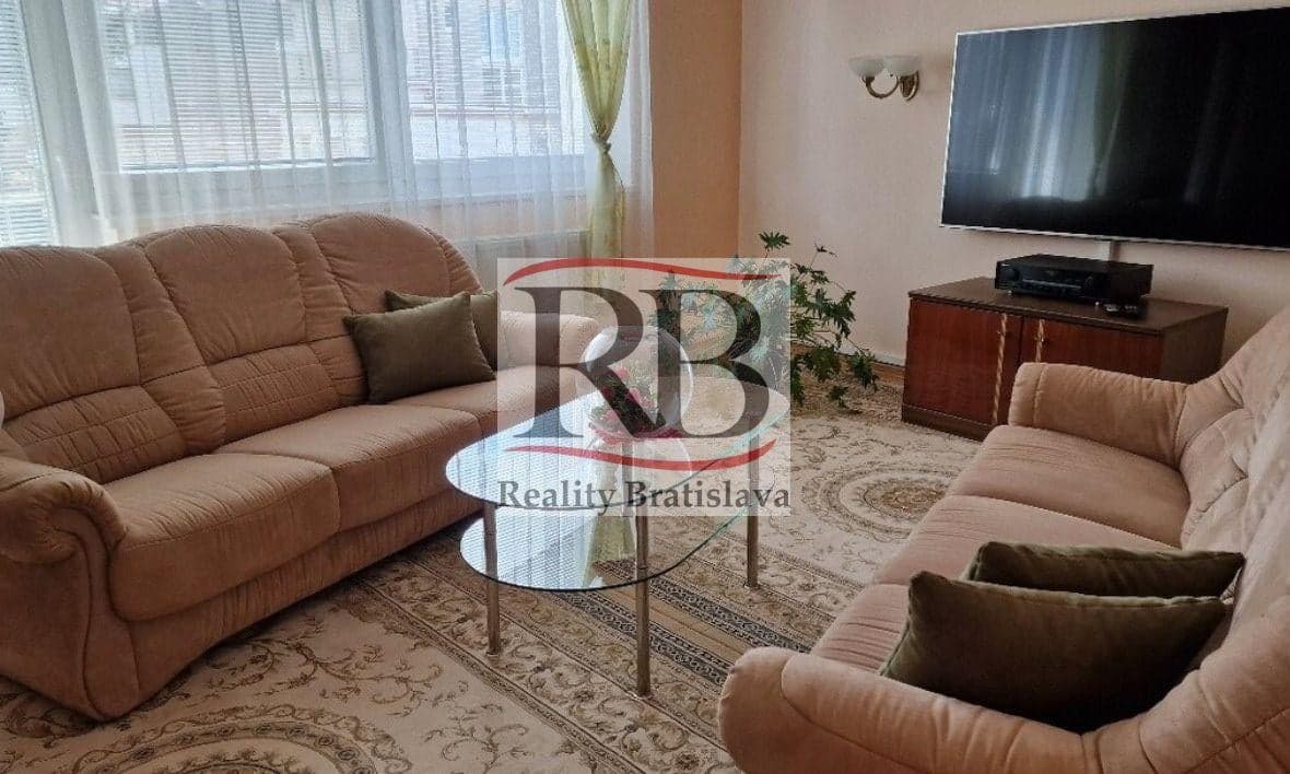 Na prenájom samostatný 3i byt v rodinnom dome na Kremnickej ulici v Petržalke