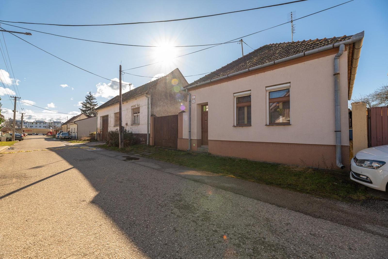 PREDANÉ - PREDAJ: starší rodinný dom, Lúčna 11, Šenkvice