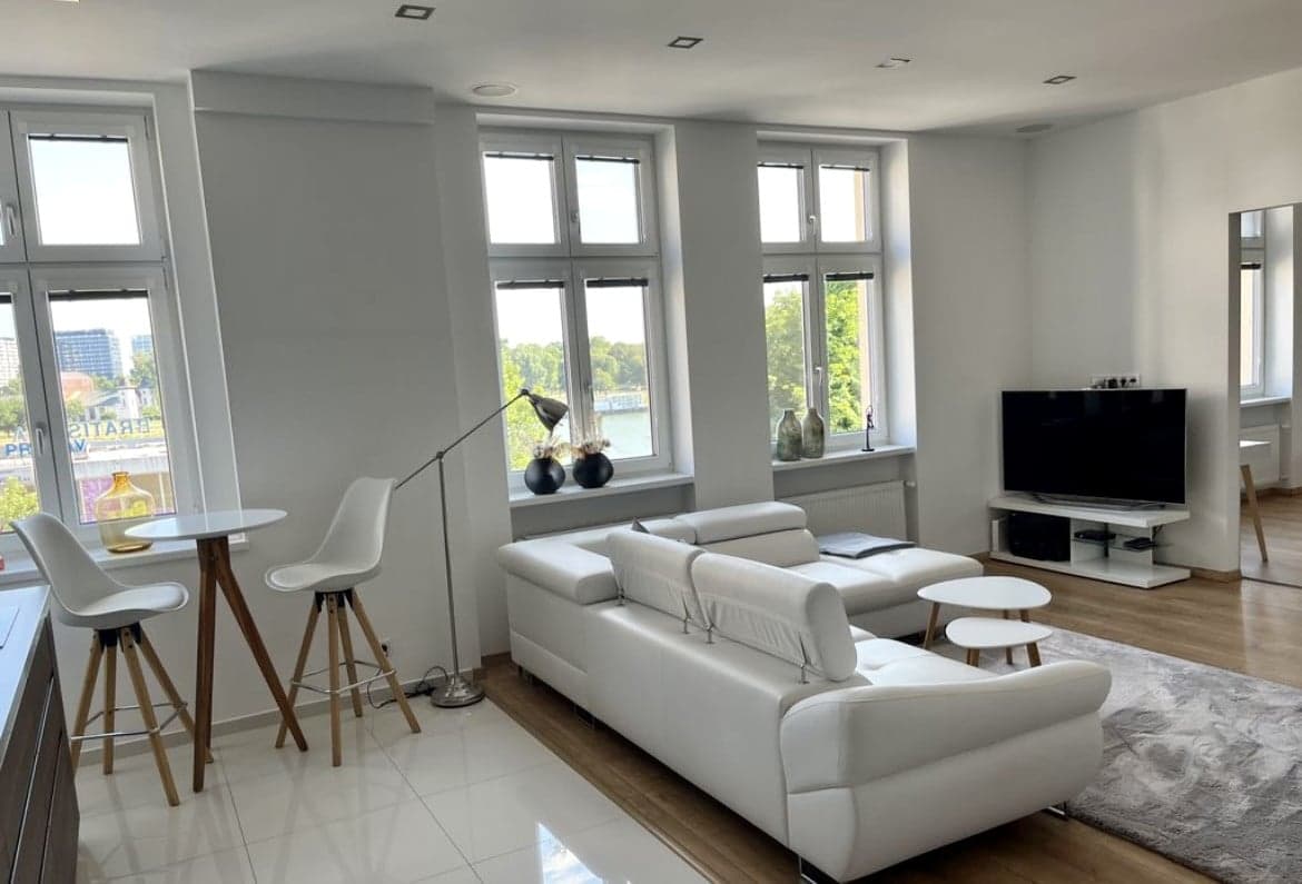 Exkluzívny slnečný 4- izbový byt s balkónom na prenájom v Starom meste