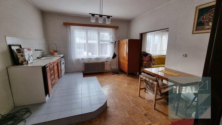 Exkluzívne u nás. Ponúkame na predaj starší veľký rodinný dom v obci Klokočov.