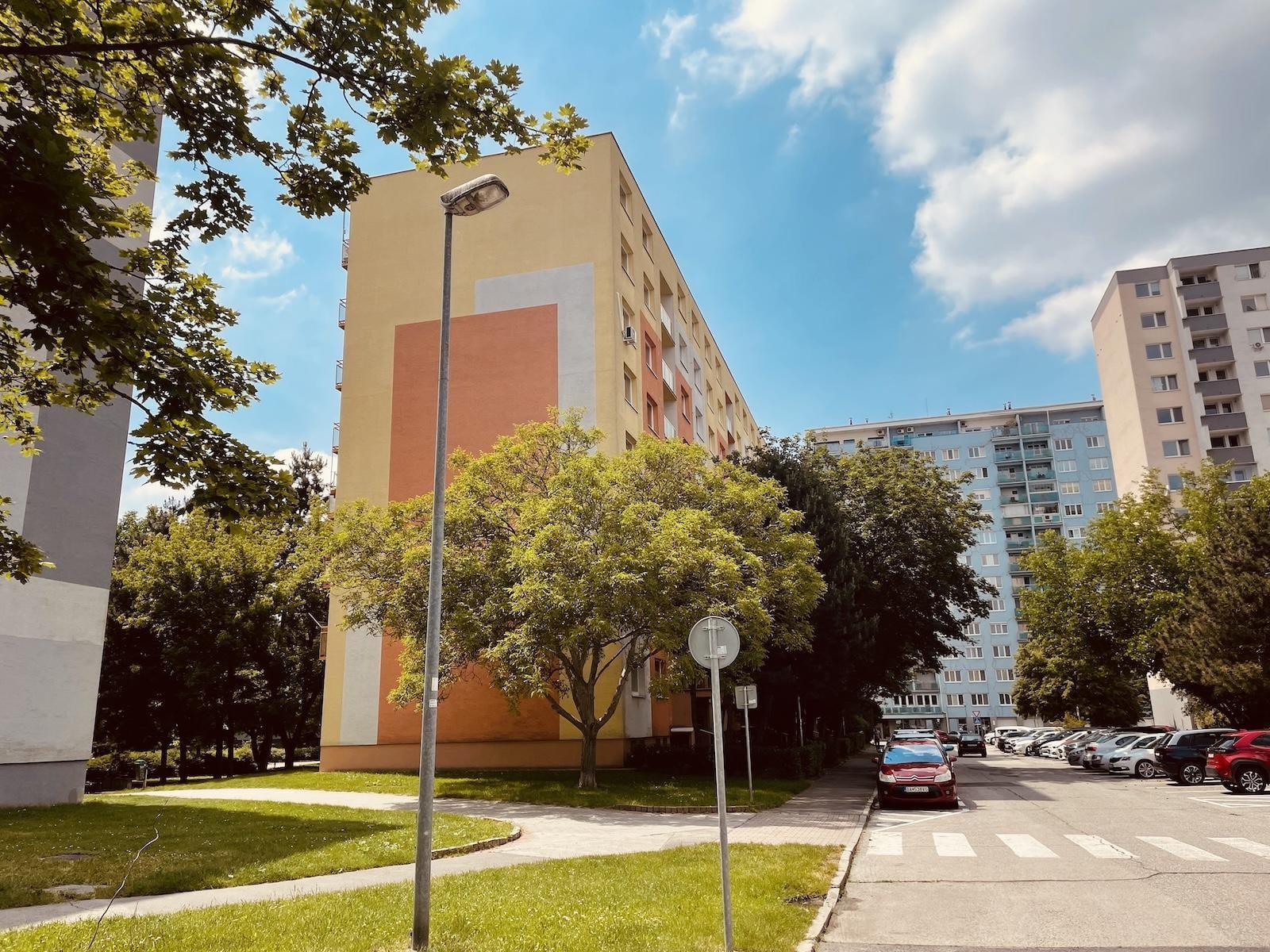 Na predaj 2 izbový byt na Rezedovej ul | Bratislava - Ružinov