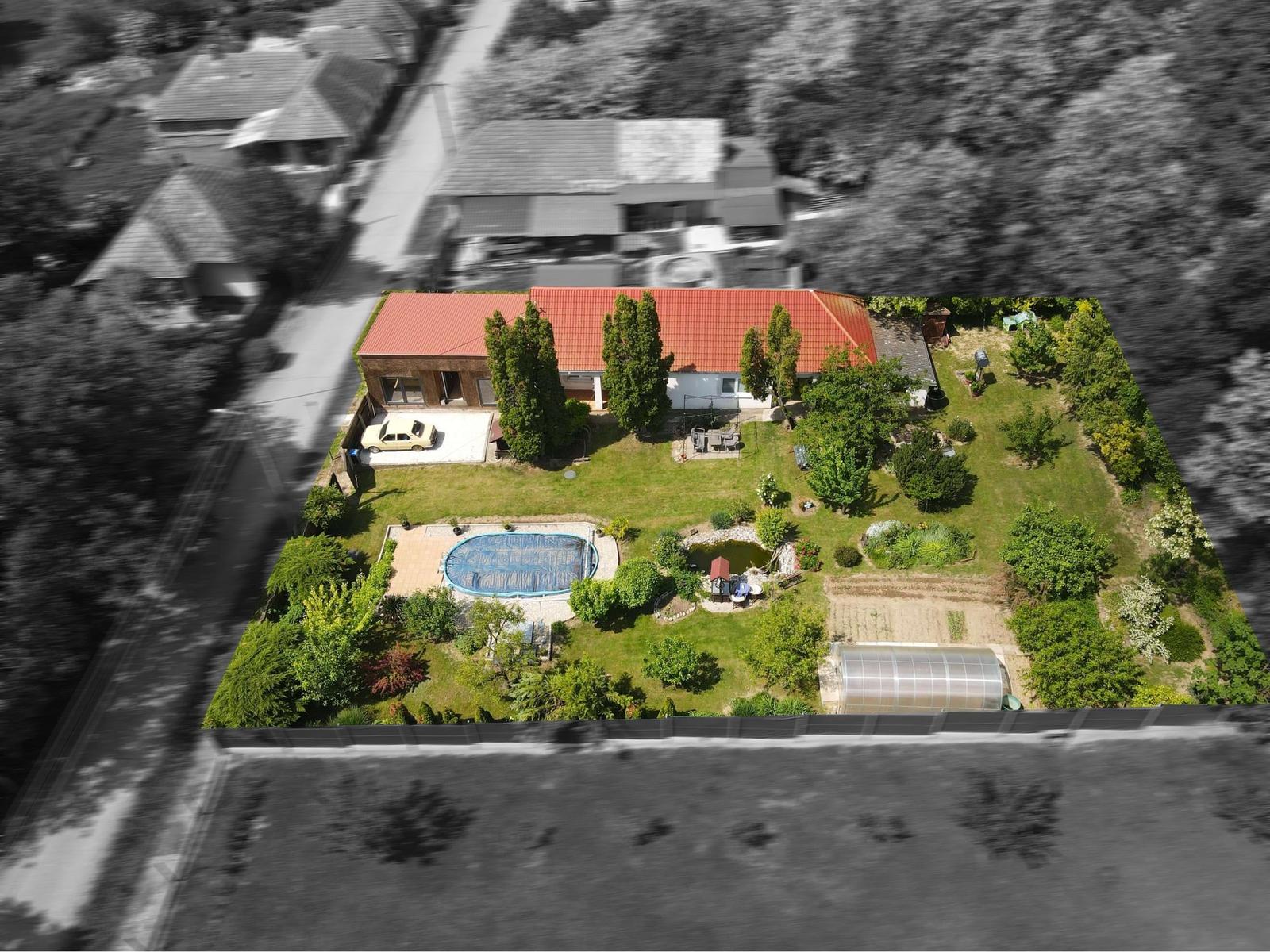 Znížená cena ! Na predaj dva rodinné domy v obci Šarkan (Diva)