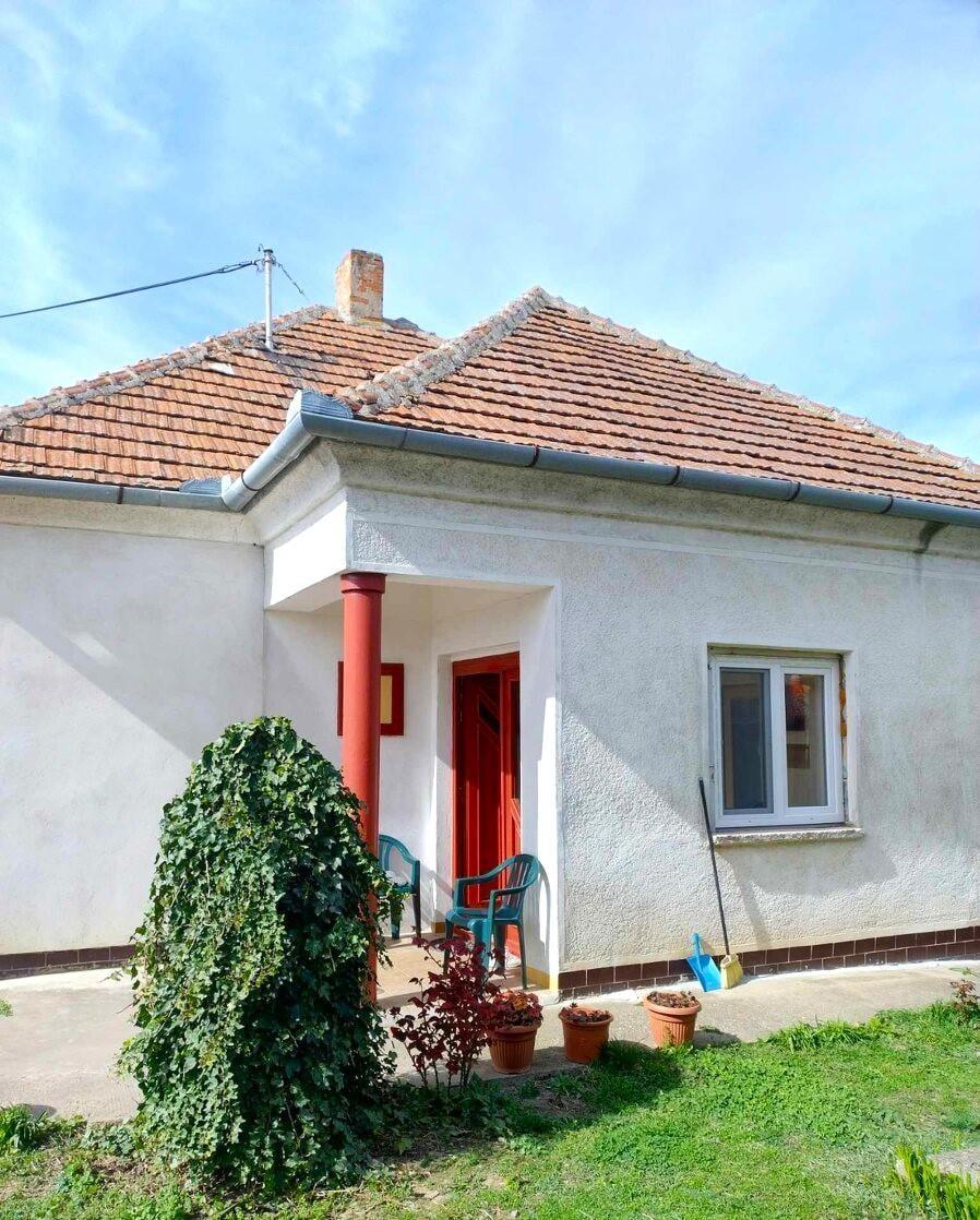Na predaj tehlový 4-izbový rodinný dom v obci Svätý Peter
