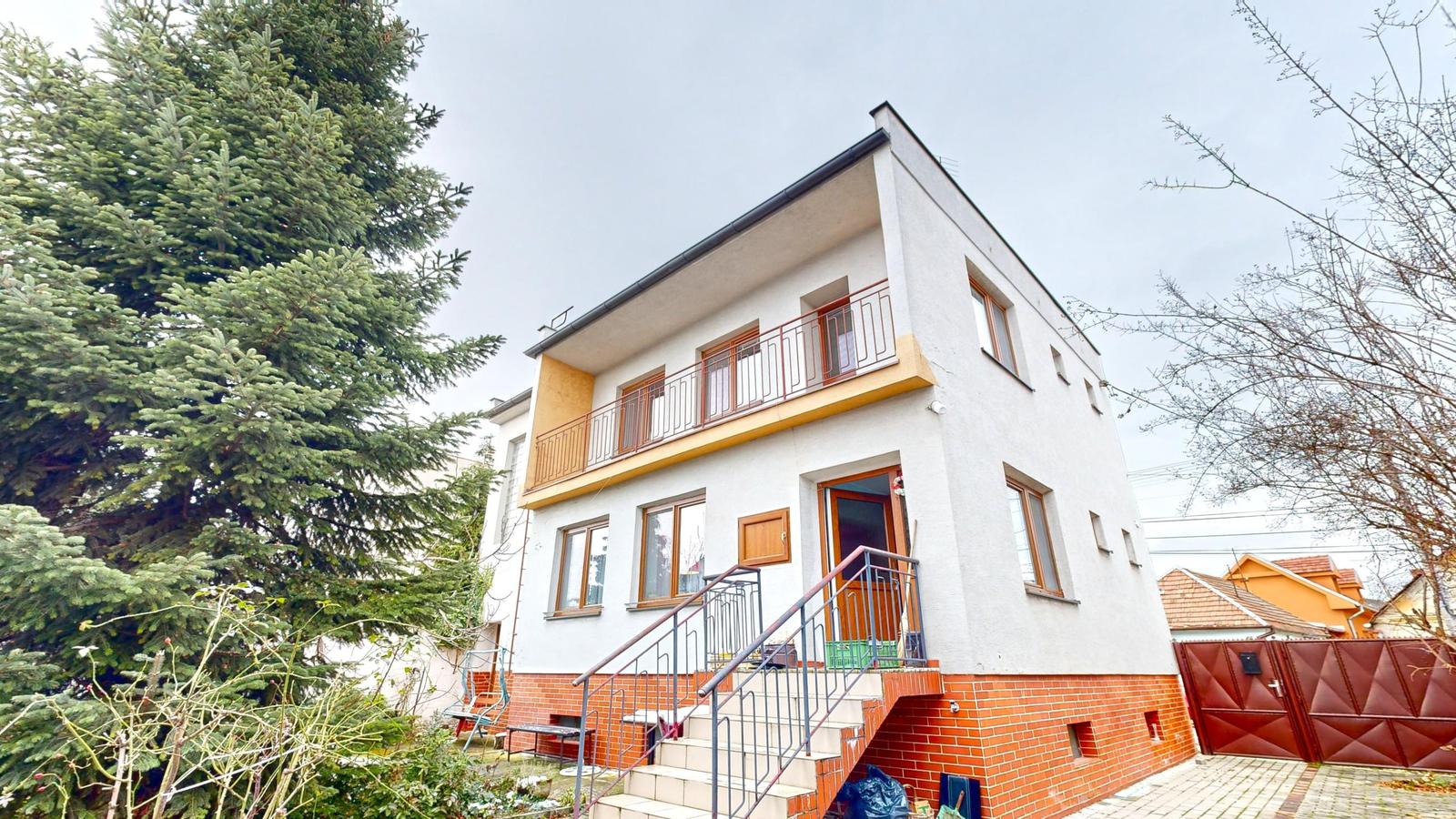 REZERVOVANÉ veľkého rodinného domu v centre Pezinka
