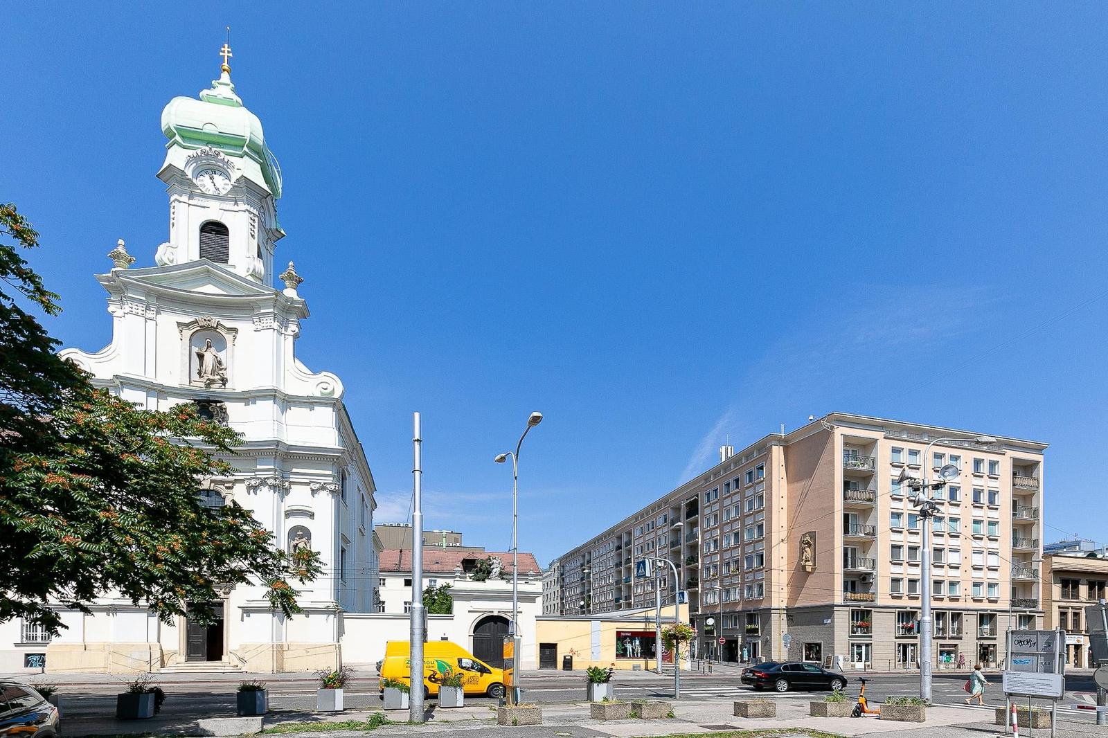 PREDANÉ: Ul.HOLLÉHO-2 izb. byt s klimatizáciou,pivnicou.