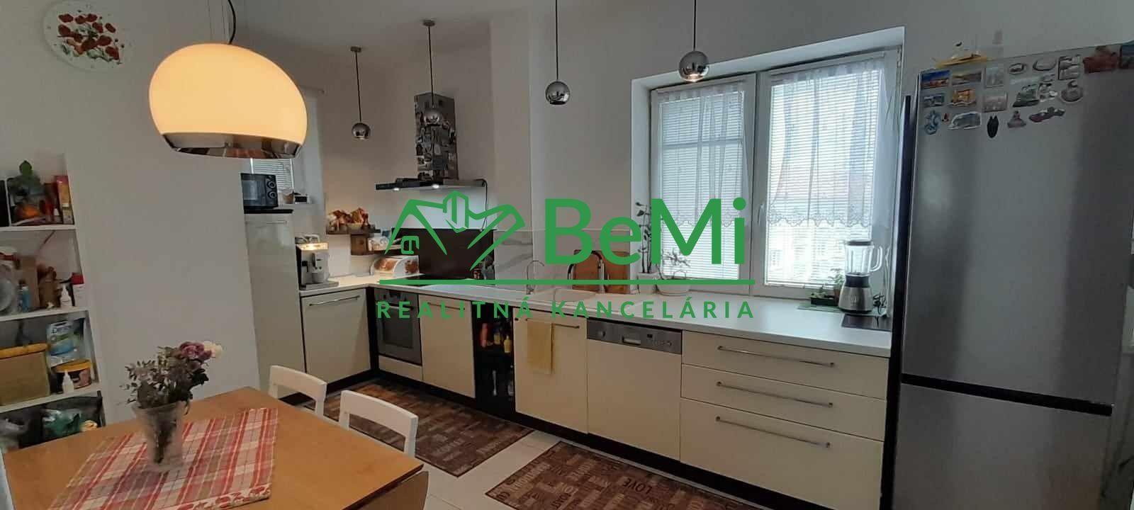 Predaj priestranný 2 izbový byt v centre mesta Nitra s parkovacím miestom, Hodžova ul. (177-112-ERF)
