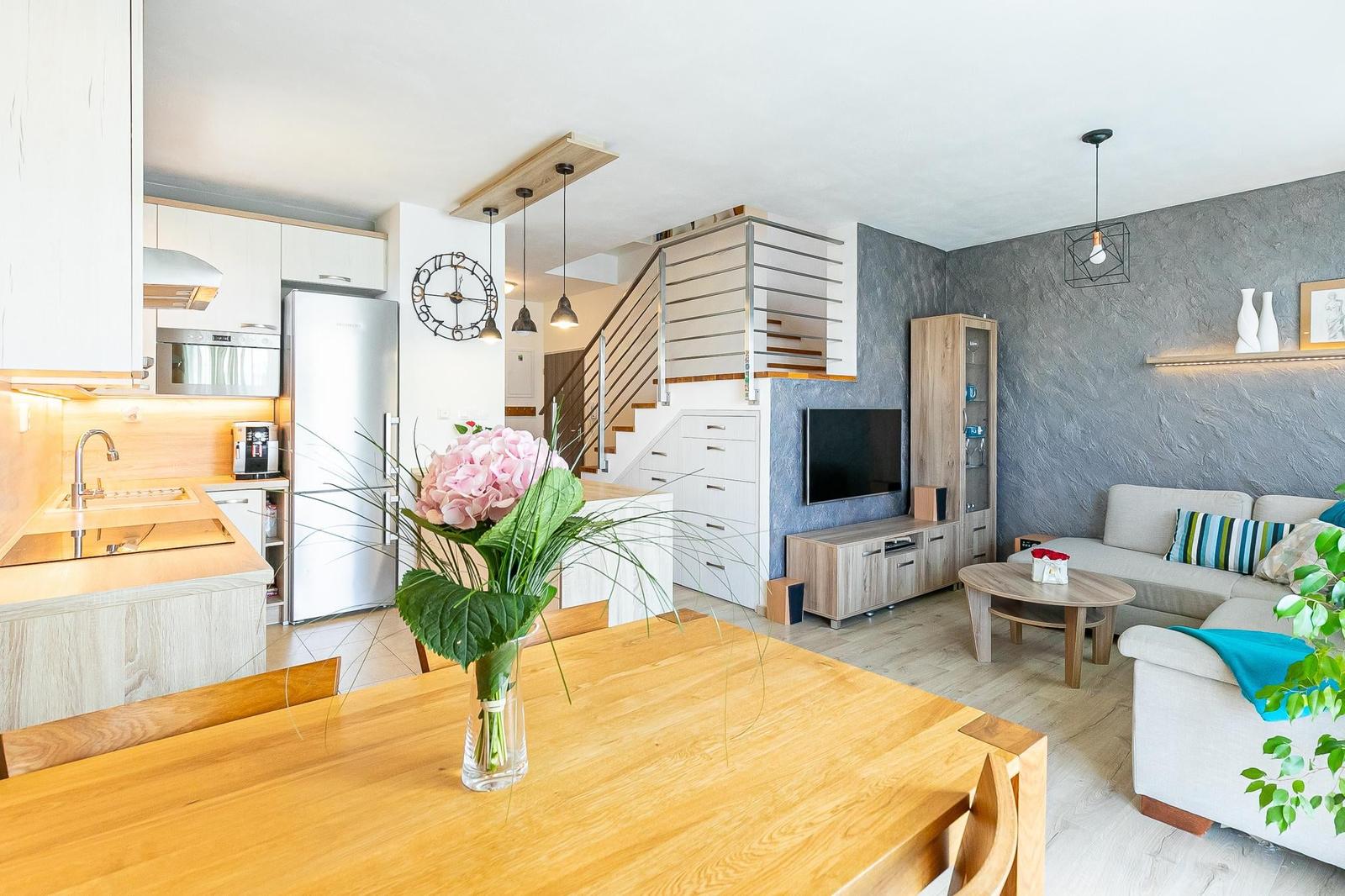 VEĽKORYSÝ 4 izb.byt 92 m2 + terasa,loggia,komora,2x parking.