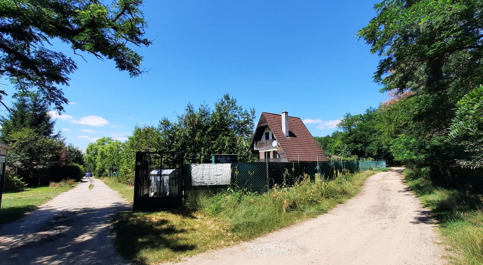 PREDANÝ  - NA PREDAJ: ZÁHRADA S CHATKOU PRI LESE, 412 M2, LOZORNO