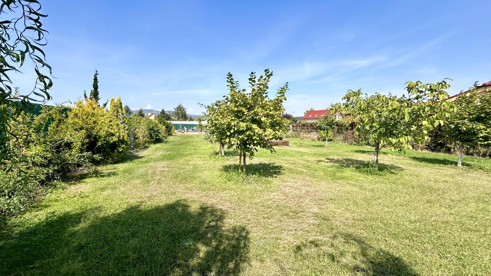 PREDANÝ rovinatý pozemok na stavebné využitie v Pezinku