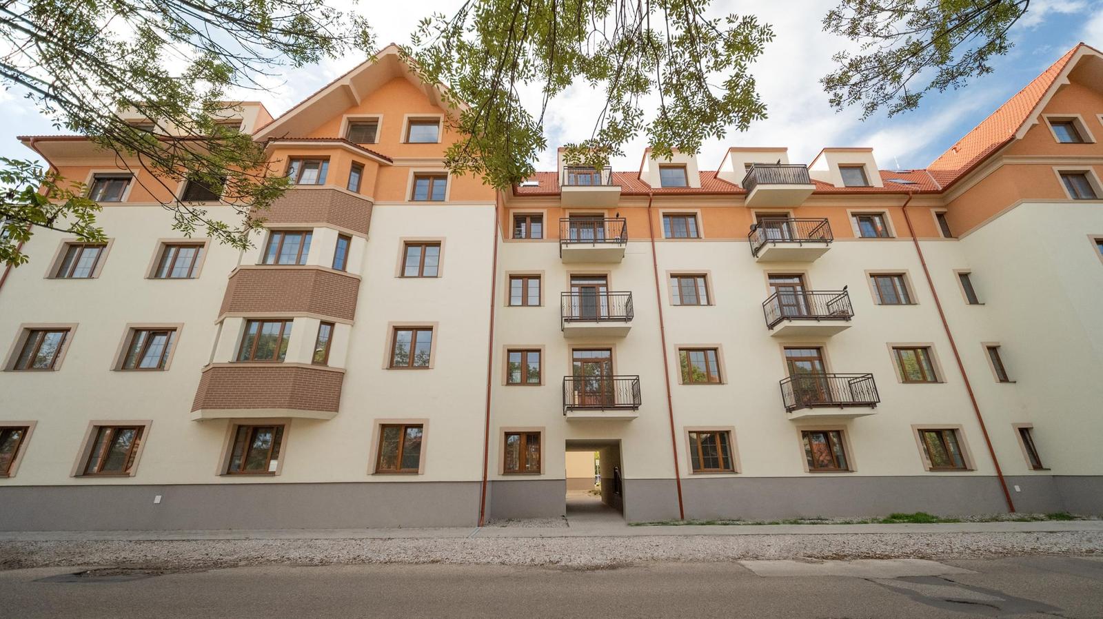 PREDANÉ – Novostavba slnečného 2 izb. bytu na Kasárenskej ulici v Nových Zámkoch s balkónom, pivnicou a parkovacím státim