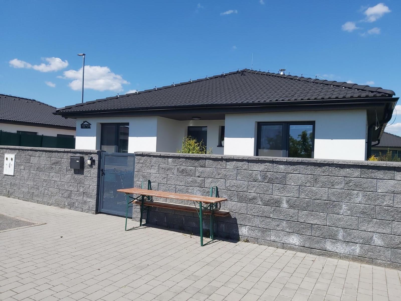 REZERVOVANÉ NOVOSTAVBA 4 izbový rodinný dom v Malom Raji  ponúka súkromie v tichej ulici