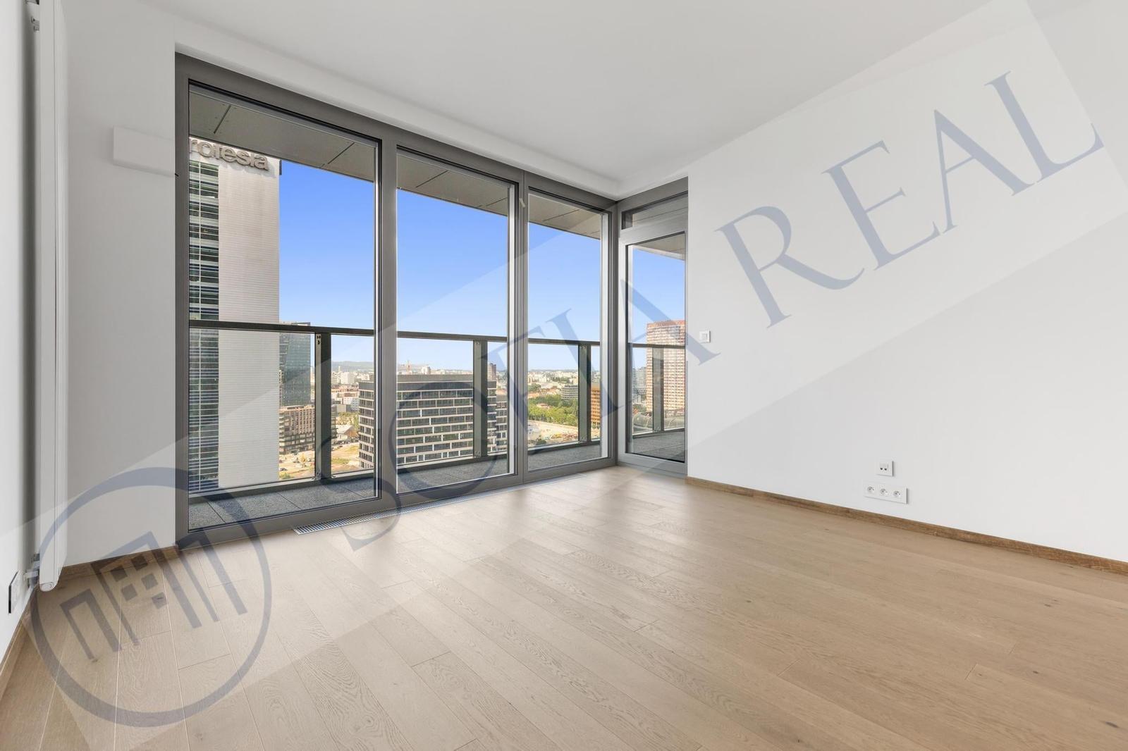 PREDAJ - EUROVEA TOWER: 2-izbový apartmán; parkovanie; loggia; Staré Mesto
