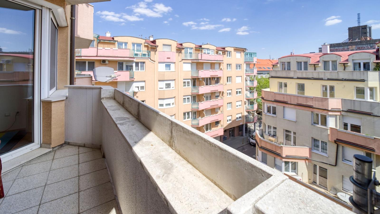 = PRENAJATÉ= Priestranný 3 izbový byt s parkovaním v Bratislave - Staré Mesto