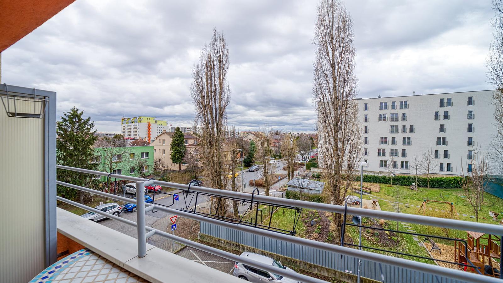 = PRENAJATÉ = 3 izbový byt s garážovým parkovacím státím Na križovatkách, Bratislava-Ružinov
