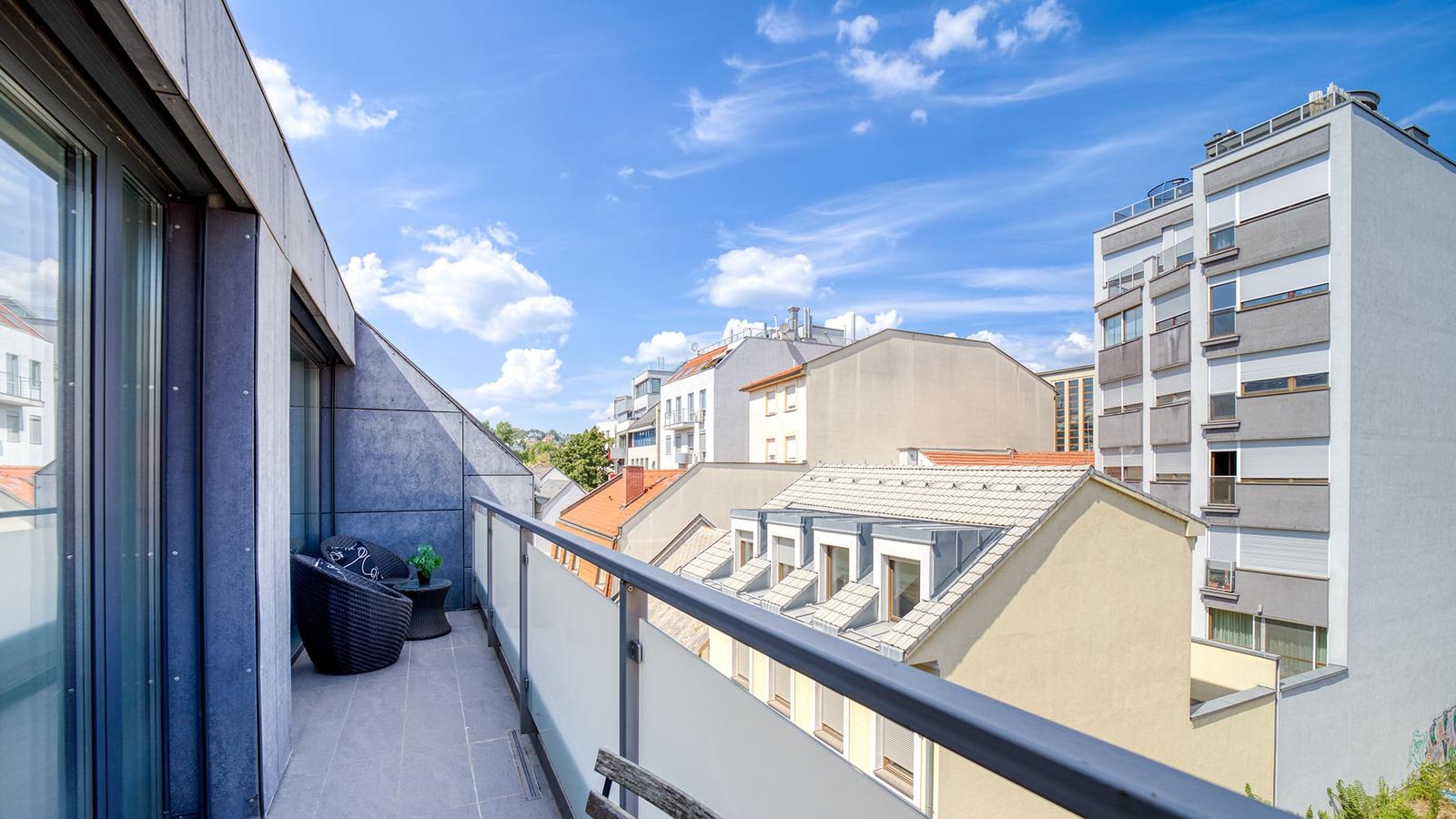 = PRENAJATÉ= Priestranný 2-izbový byt s parkovaním v Starom Meste, ul. Jozefská, Bratislava I