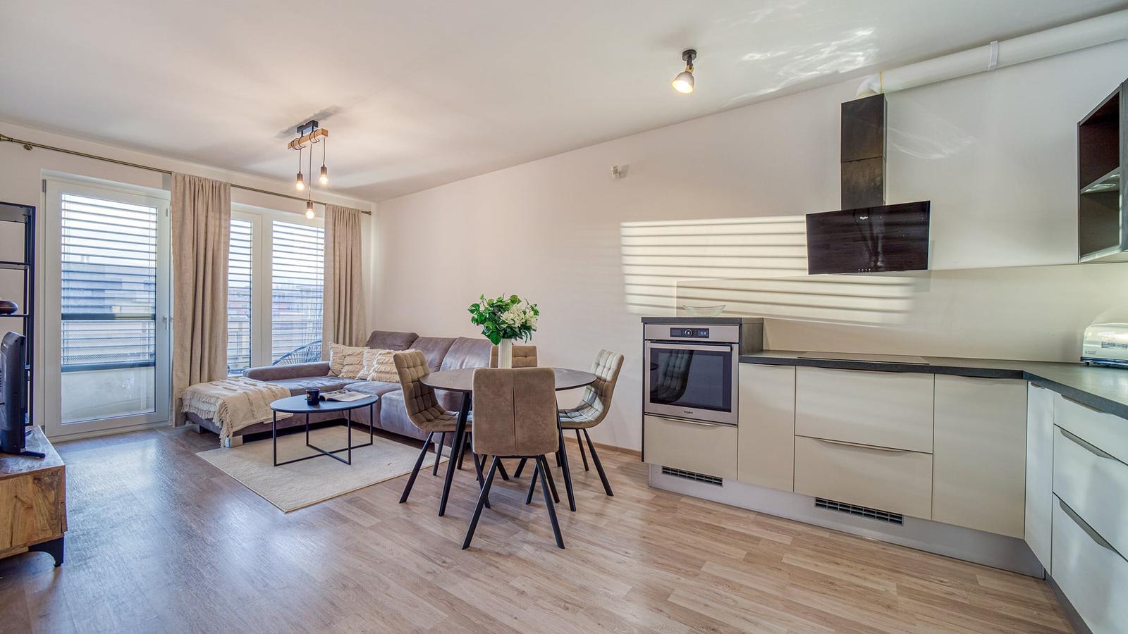 =PRENAJATÉ=Moderný kompletne zariadený 2 izb byt s balkónom, pivnicou a parkovaním