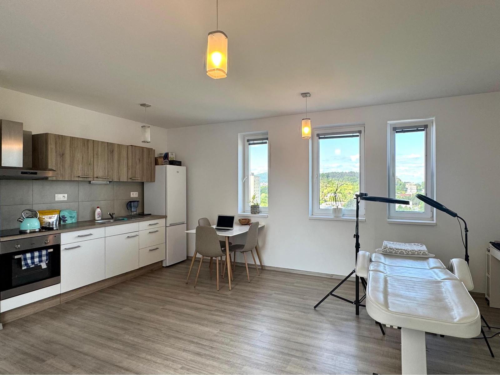 Prenájom 2 izbový byt, veľký balkón, novostavba, garážové státie