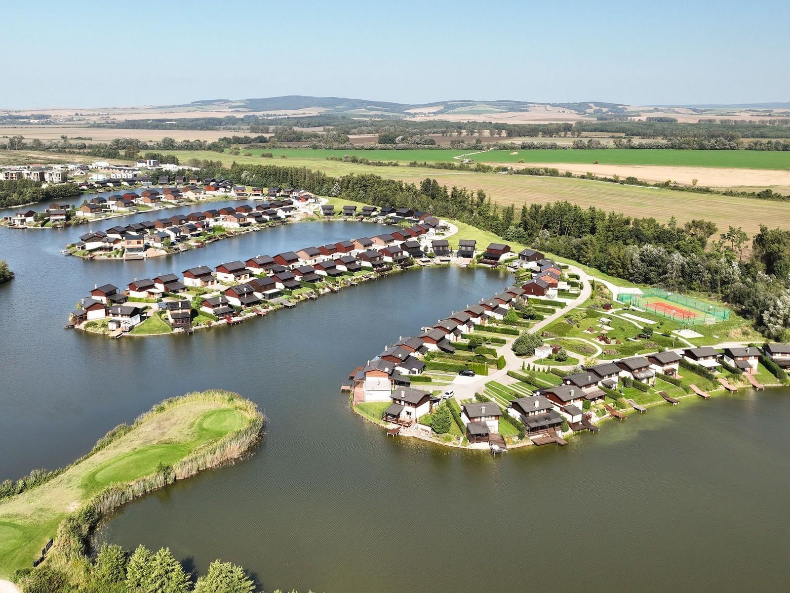 VYMEŇ SUSEDA! – VÝNIMOČNÁ NEHNUTELNOST pri Jazere v GOLF RESORT PENATI