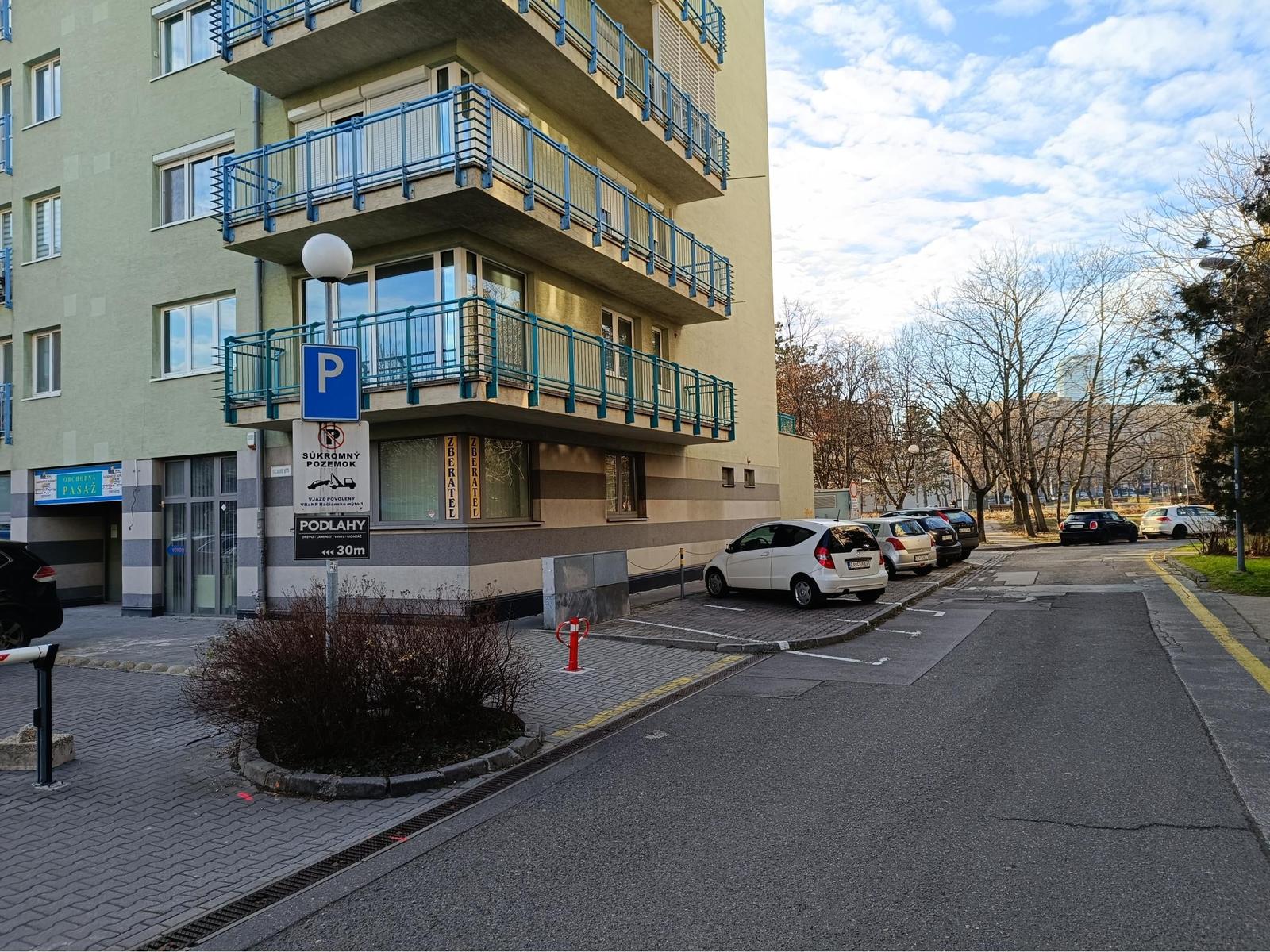PRENAJATÉ -  Na  prenájom obchodný priestor 52 m2 ,  Račianske Mýto, BA III