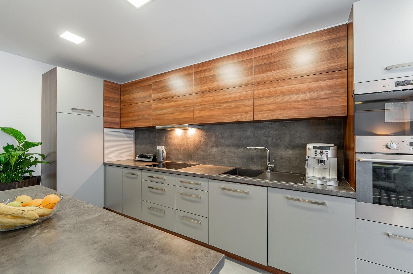 PREDANÉ STIEROVÁ - KVP 4 IZBOVÝ PRAŽSKÝ BYT 91m2+7m2  LOGGIA KOMPLETNÁ REKONŠTRUKCIA KLIMATIZÁCIA