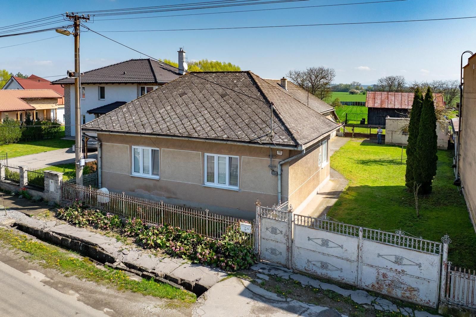 Na predaj rodinný dom s veľkým pozemkom | Komárovce