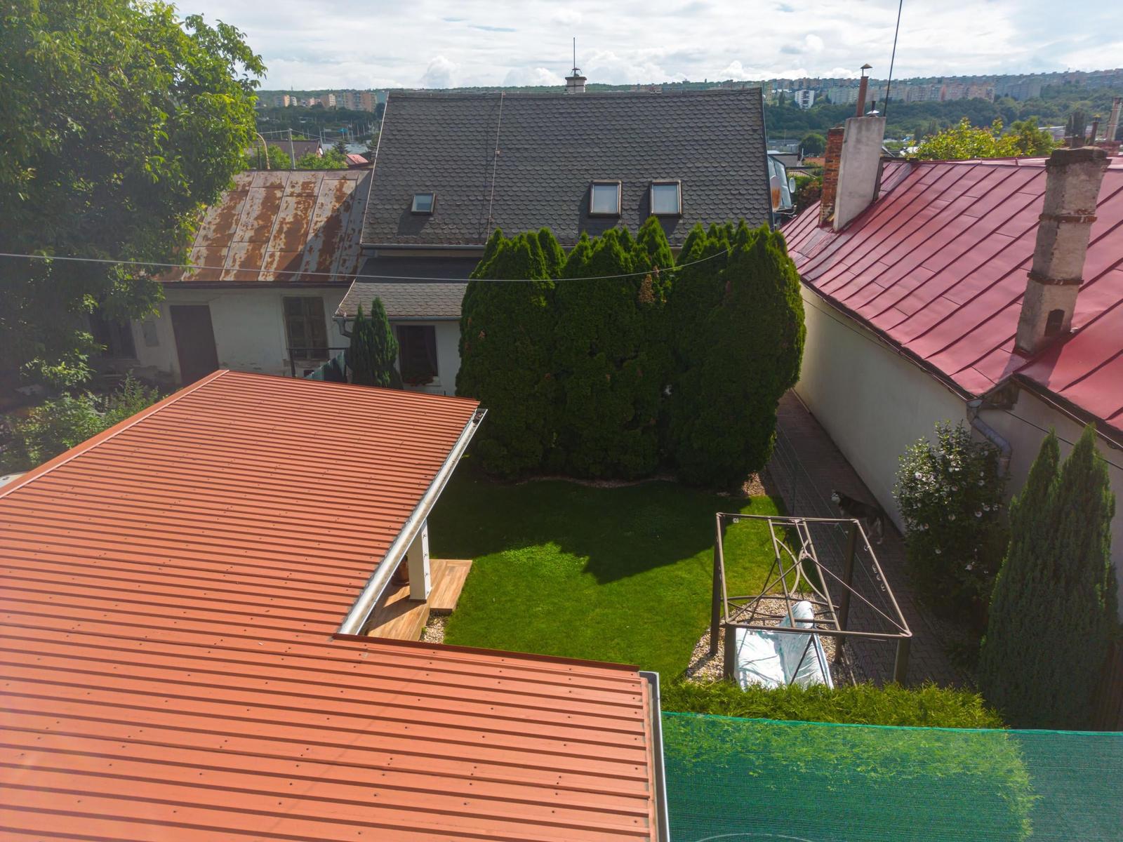 4-izbový,dvojpodlažný rodinný dom s 2 veľkými garážami, 164 m², blízko centra Košíc.