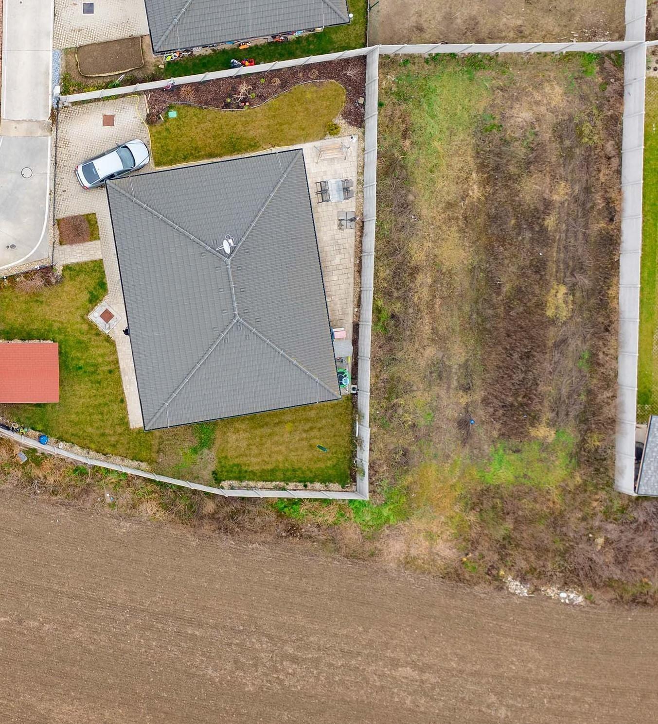 VYMEŇ SUSEDA! – NA PREDAJ SLNEČNÝ POZEMOK /426 m2/, obec HAMULIAKOVO