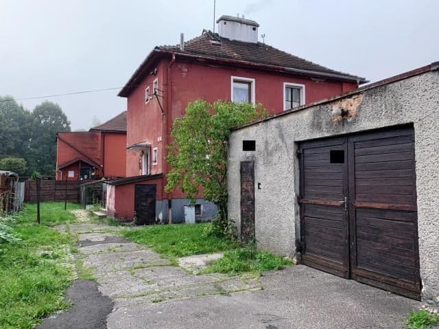 REZERVOVANÝ Baťovský rodinný poldom s garážou