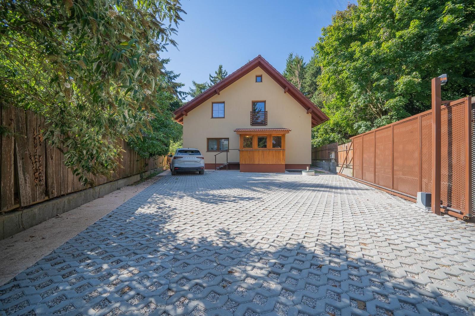 Nehnuteľnosť s dušou – krb, drevo a ticho lesa v Harmónii
