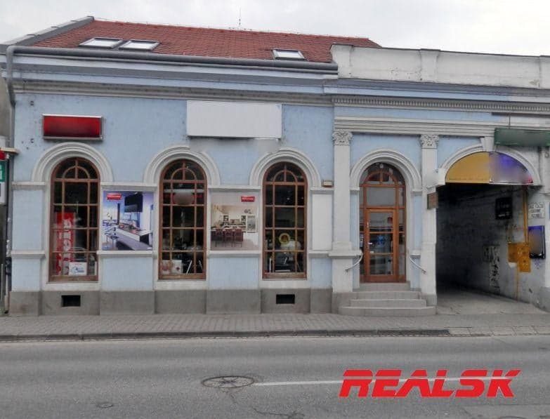 Objekt s obchodnými a kancelárskymi priestormi v centre Nitry na prenájom