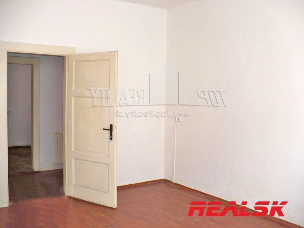 Kancelárie 41m2, 25m2 a obchodne priestory 67m2, 38m2