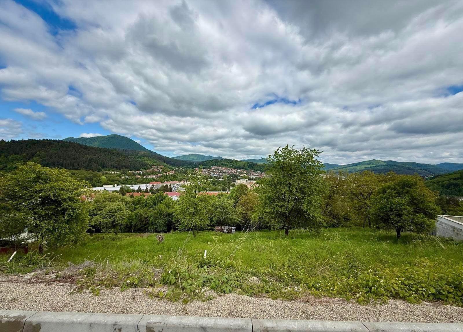 VÝNIMOČNÝ STAVEBNÝ POZEMOK S PANORAMATICKÝM VÝHĽADOM