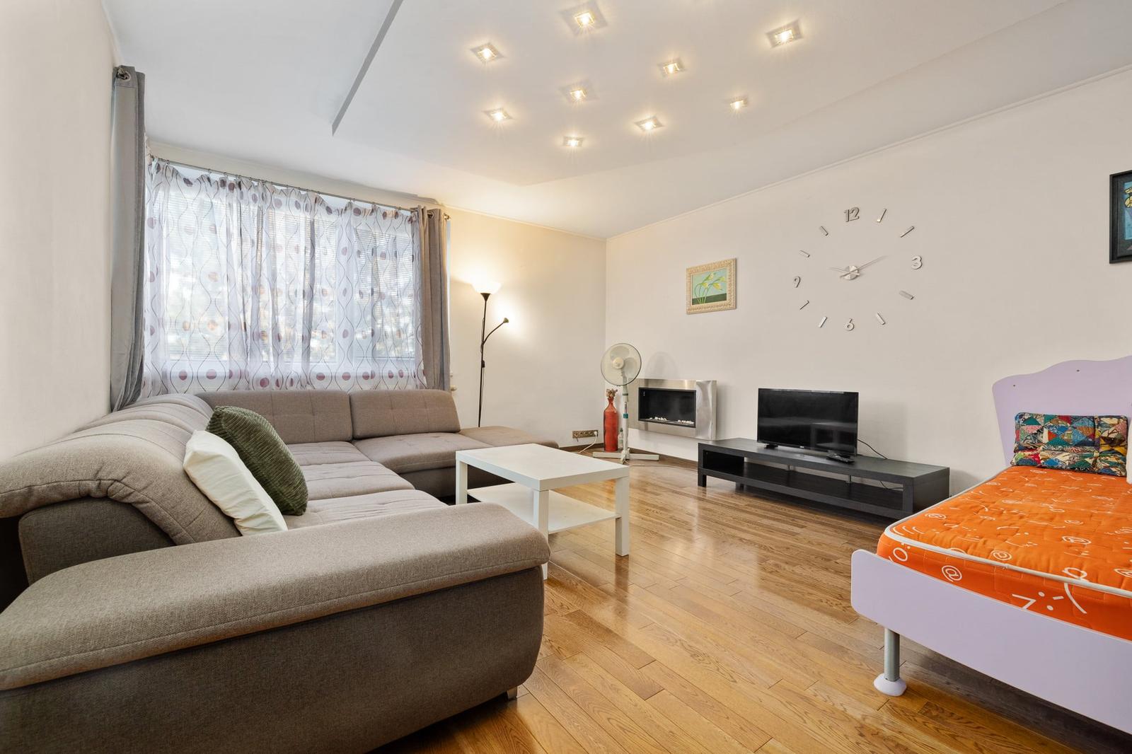 PREDAJ- MODERNÝ- 3IZBOVÝ BYT- PARKOVACIE MIESTO-STARÉ MESTO